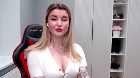 Snapshot of marti_lovely chatting on March 12, 12:42 am Marti online show from March 12, 12:42 am