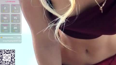 Snapshot of martina_isseee chatting on November 19, 1:22 pm Martina online show from November 19, 1:22 pm