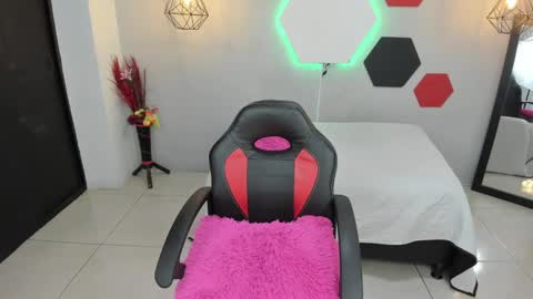 Snapshot of martinaclark chatting on February 15, 7:27 am Martina online show from February 15, 7:27 am