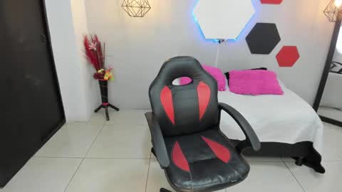 Snapshot of martinaclark chatting on February 19, 3:28 am Martina online show from February 19, 3:28 am