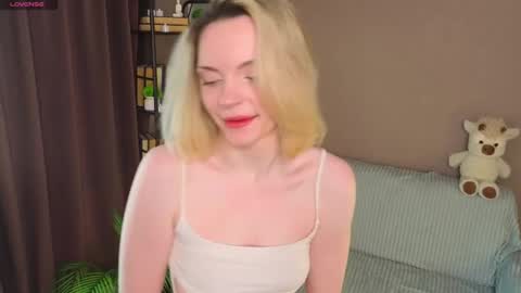 Snapshot of marycalder chatting on May 2, 12:48 am Mary online show from May 2, 12:48 am