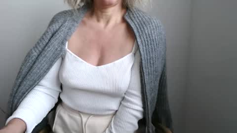 Snapshot of maryil chatting on December 14, 3:25 pm Maryil online show from December 14, 3:25 pm