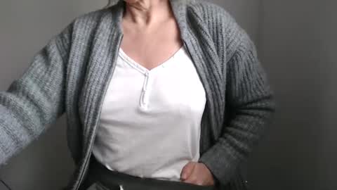 Snapshot of maryil chatting on December 26, 10:37 am Maryil online show from December 26, 10:37 am