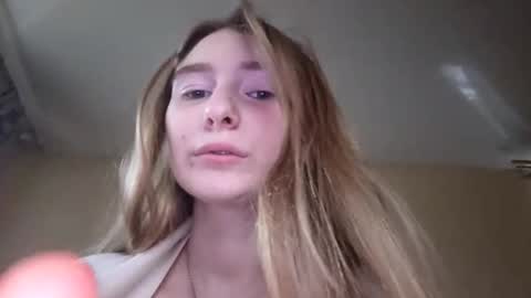 Hi My name is Elina Im 18 years old. online show from October 22, 6:46 am