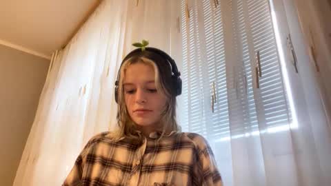 Snapshot of marylyntunget chatting on December 18, 10:21 am Stella online show from December 18, 10:21 am