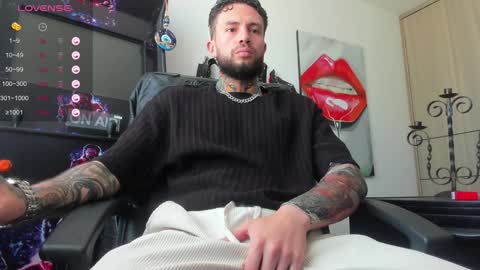 Snapshot of master_steven_01 chatting on December 11, 5:26 pm steven online show from December 11, 5:26 pm