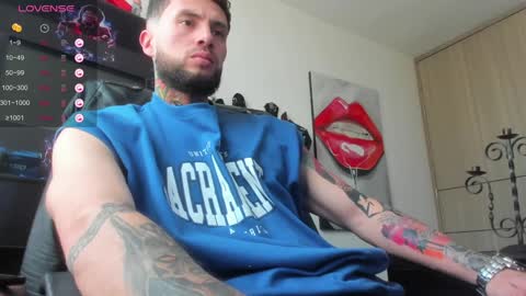 Snapshot of master_steven_01 chatting on December 18, 10:13 pm steven online show from December 18, 10:13 pm