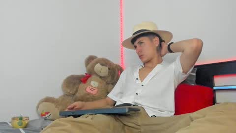 mateo_escobar online show from October 17, 3:42 am