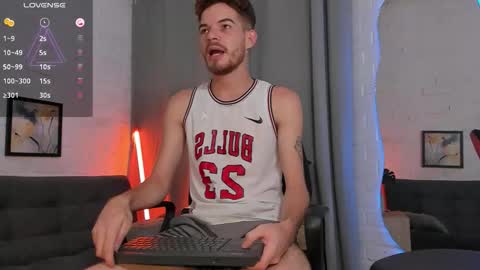 Snapshot of mateo_hunter chatting on November 9, 4:33 am MATEO HUNTER online show from November 9, 4:33 am