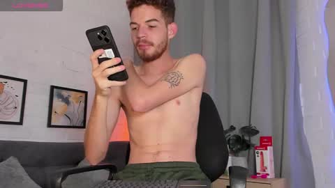 Snapshot of mateo_hunter chatting on November 18, 2:39 am MATEO HUNTER online show from November 18, 2:39 am