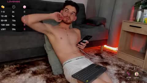 Snapshot of mateo_hunter chatting on November 21, 11:36 pm MATEO HUNTER online show from November 21, 11:36 pm