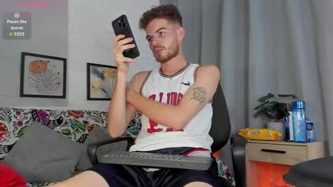 Snapshot of mateo_hunter chatting on December 14, 8:52 am MATEO HUNTER online show from December 14, 8:52 am