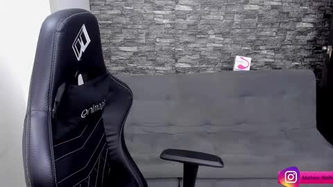 Mathew Independent model online show from November 4, 7:02 pm