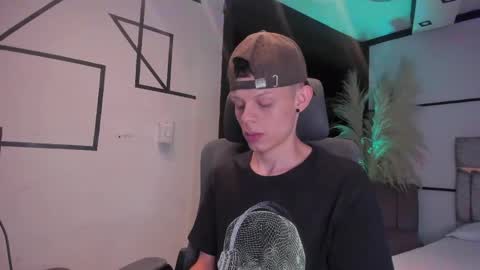 MathewSanz  online show from April 2, 12:36 pm