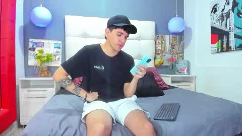 Snapshot of matteo12_ chatting on October 26, 5:02 am ---Matteo--- online show from October 26, 5:02 am