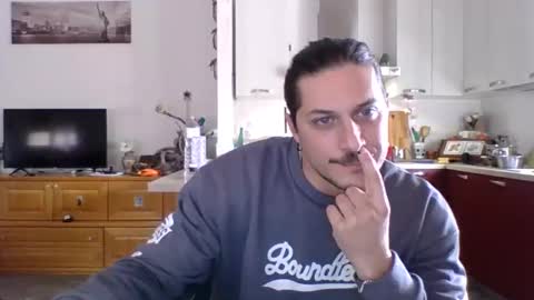 Snapshot of matteushh87 chatting on February 12, 9:42 am matteushh87 online show from February 12, 9:42 am