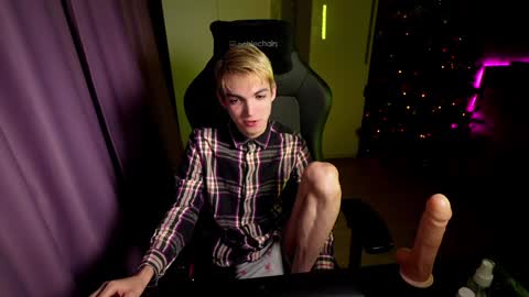 Snapshot of mattyaiden chatting on December 3, 1:10 pm Matty Aiden online show from December 3, 1:10 pm