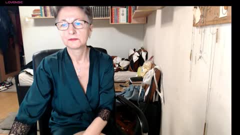 Snapshot of maturekate chatting on October 2, 5:25 am maturekate online show from October 2, 5:25 am