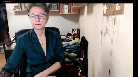 Snapshot of maturekate chatting on October 15, 6:35 am maturekate online show from October 15, 6:35 am