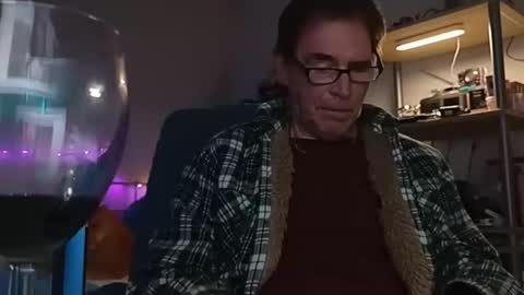 Snapshot of maturewisdom61 chatting on December 18, 2:06 am maturewisdom61 online show from December 18, 2:06 am