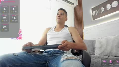Snapshot of mauro_boy chatting on June 10, 7:57 pm mauro_boy online show from June 10, 7:57 pm