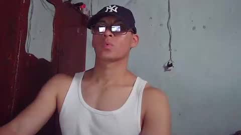 Snapshot of maurodirty chatting on December 3, 10:52 pm Mauro online show from December 3, 10:52 pm