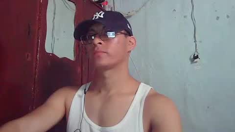 Snapshot of maurodirty chatting on December 4, 8:50 pm Mauro online show from December 4, 8:50 pm