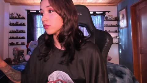 Snapshot of mavis_fuentes chatting on December 8, 9:19 pm Hilary online show from December 8, 9:19 pm