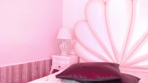 mavismanson  online show from October 1, 9:32 pm