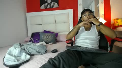 Snapshot of max_sexyhot26 chatting on January 19, 5:05 am max_sexyhot26 online show from January 19, 5:05 am