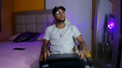 Snapshot of max_sexyhot26 chatting on February 10, 2:30 am max_sexyhot26 online show from February 10, 2:30 am