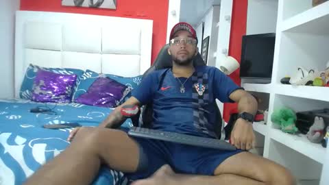 Snapshot of max_sexyhot26 chatting on February 15, 3:09 am max_sexyhot26 online show from February 15, 3:09 am