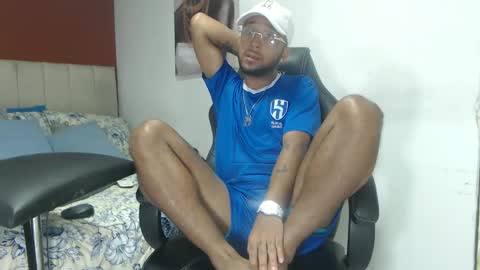 Snapshot of max_sexyhot26 chatting on February 19, 6:00 am max_sexyhot26 online show from February 19, 6:00 am