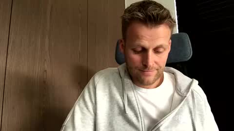 Snapshot of max_straight_1 chatting on December 19, 1:18 pm Max take off clothes online show from December 19, 1:18 pm