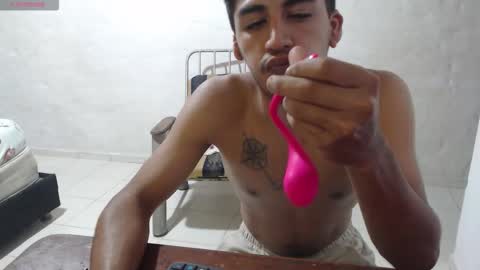 Snapshot of maxi_dick33 chatting on December 5, 6:00 am maxi dick online show from December 5, 6:00 am