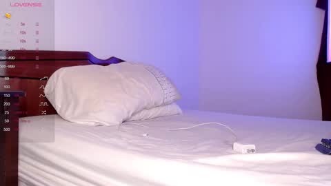 Snapshot of maxi_open chatting on December 13, 2:05 pm Maxi Model Independent online show from December 13, 2:05 pm