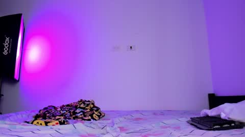 Snapshot of maxi_open chatting on February 5, 12:06 pm Maxi Model Independent online show from February 5, 12:06 pm