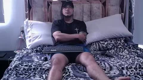 Snapshot of maximiliansterling chatting on August 3, 1:27 pm Maximilian online show from August 3, 1:27 pm