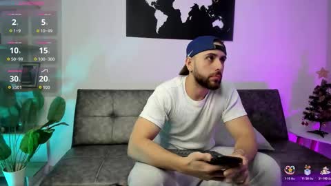 Snapshot of maximo_wolf1 chatting on December 15, 8:24 pm Maximo Wolf online show from December 15, 8:24 pm