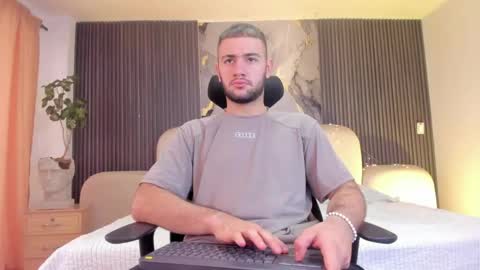 Snapshot of maximusclark1_ chatting on May 1, 12:10 pm Maximus online show from May 1, 12:10 pm