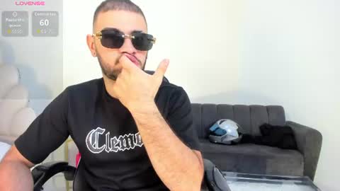 Snapshot of maximusclark1_ chatting on July 26, 12:01 pm Maximus online show from July 26, 12:01 pm