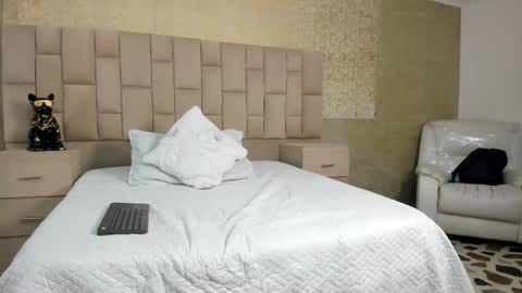 Snapshot of maximusdick1_ chatting on October 19, 4:02 am Maximus online show from October 19, 4:02 am