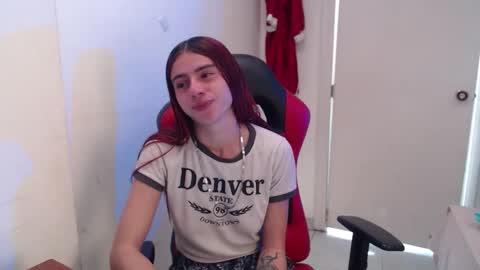 Snapshot of maxinesex_ chatting on May 6, 2:33 pm maxinesex_ online show from May 6, 2:33 pm