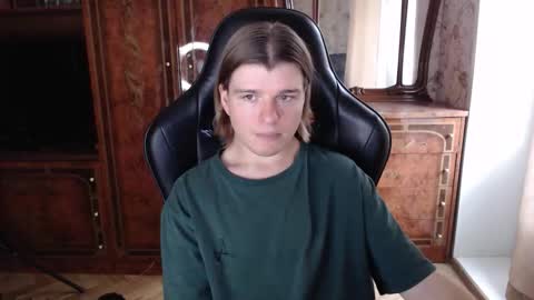 Snapshot of maxplay18 chatting on October 10, 10:14 am Max online show from October 10, 10:14 am