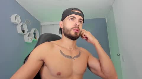 Snapshot of maxtowers chatting on February 1, 11:47 pm Maxi online show from February 1, 11:47 pm