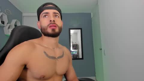 Snapshot of maxtowers chatting on February 7, 11:41 pm Maxi online show from February 7, 11:41 pm