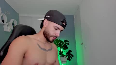 Snapshot of maxtowers chatting on February 15, 1:24 am Maxi online show from February 15, 1:24 am