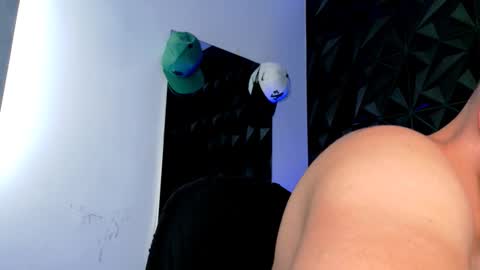 MAX online show from November 19, 8:42 pm