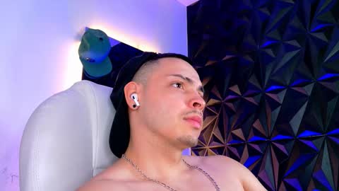 MAX online show from December 2, 9:32 pm