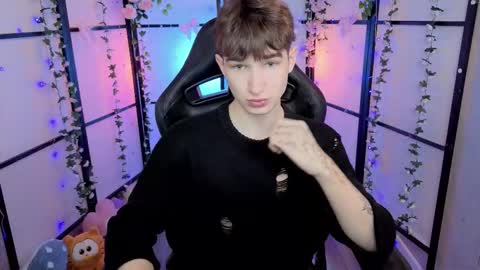 Max online show from November 30, 8:35 pm